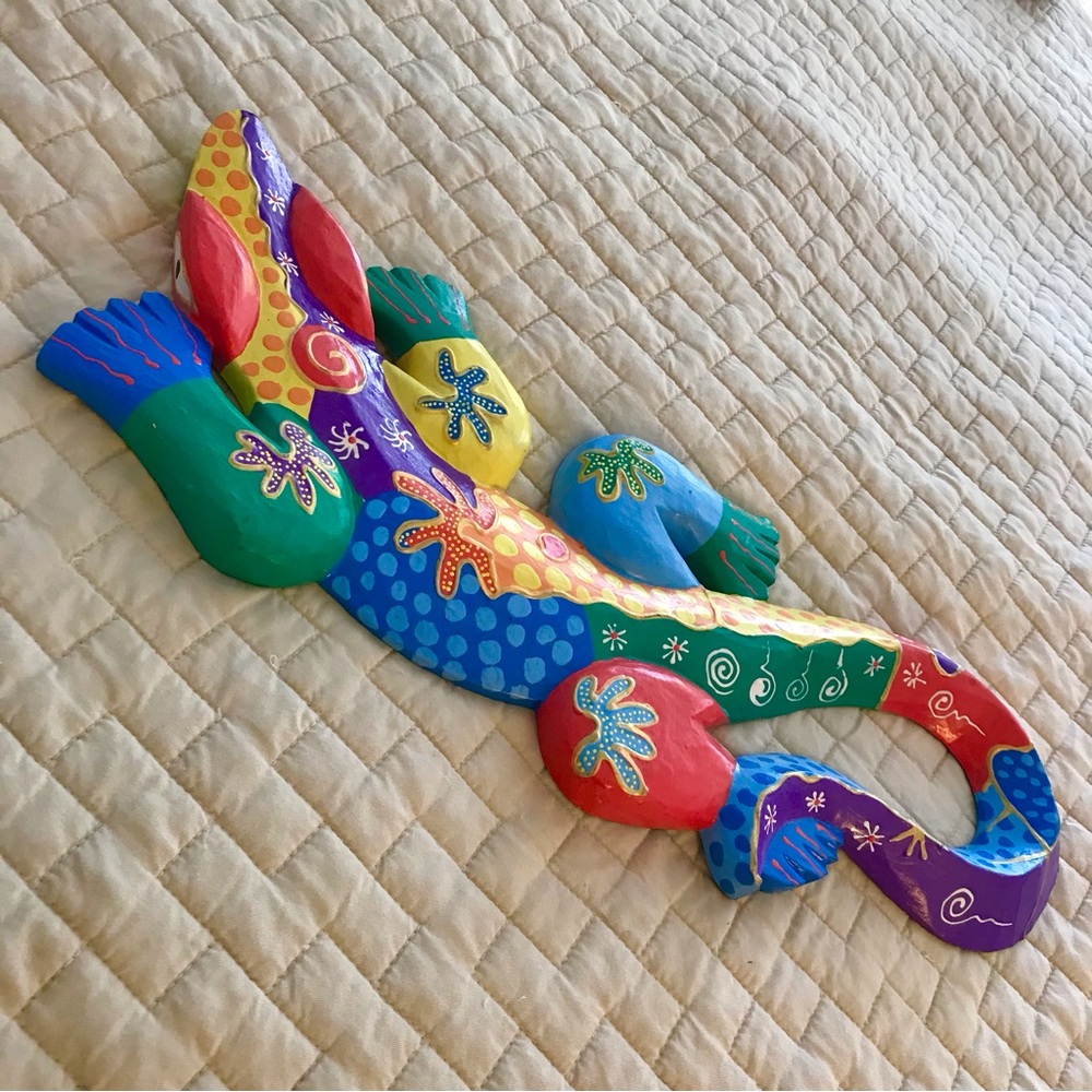 Rare LIZARD Cabana Indonesia Gecko Wooden Wall Art Rainbow 19x6.5” hand painted